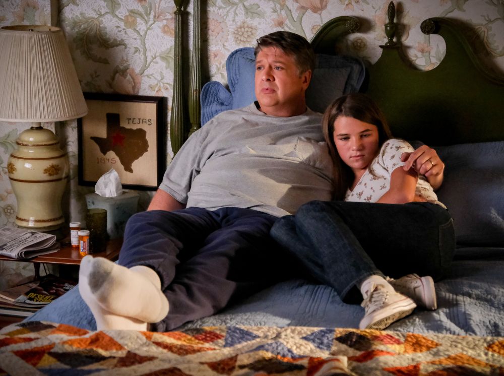 Foto: Lance Barber & Raegan Revord, Young Sheldon - Copyright: Warner Bros. Entertainment Inc.