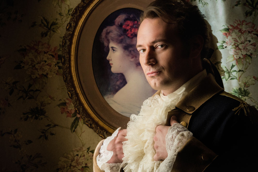 Brandon Scott Jones, Ghosts - Copyright: 2020 CBS Broadcasting Inc. All Rights Reserved.; Cliff Lipson/CBS Foto: Brandon Scott Jones, Ghosts - Copyright: 2020 CBS Broadcasting Inc. All Rights Reserved.; Cliff Lipson/CBS