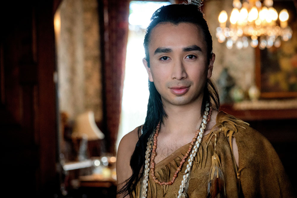 Román Zaragoza, Ghosts - Copyright: 2020 CBS Broadcasting Inc. All Rights Reserved.; Cliff Lipson/CBS Foto: Román Zaragoza, Ghosts - Copyright: 2020 CBS Broadcasting Inc. All Rights Reserved.; Cliff Lipson/CBS