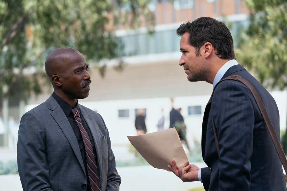 Foto: Ntare Guma Mbaho Mwine & Manuel Garcia-Rulfo, The Lincoln Lawyer - Copyright: 2022 Netflix, Inc.; Lara Solanki/Netflix