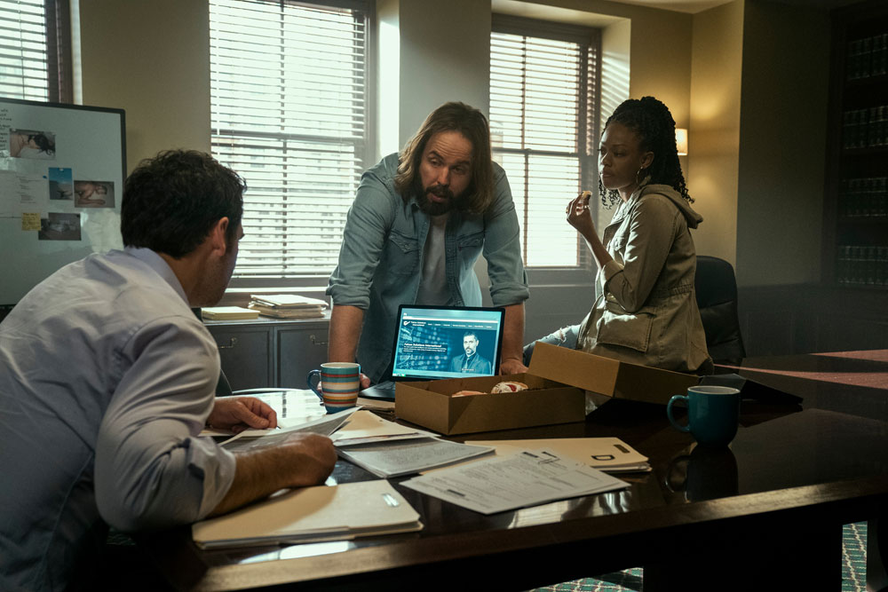 Foto: Manuel Garcia-Rulfo, Angus Sampson & Jazz Raycole, The Lincoln Lawyer - Copyright: 2022 Netflix, Inc.; Lara Solanki/Netflix