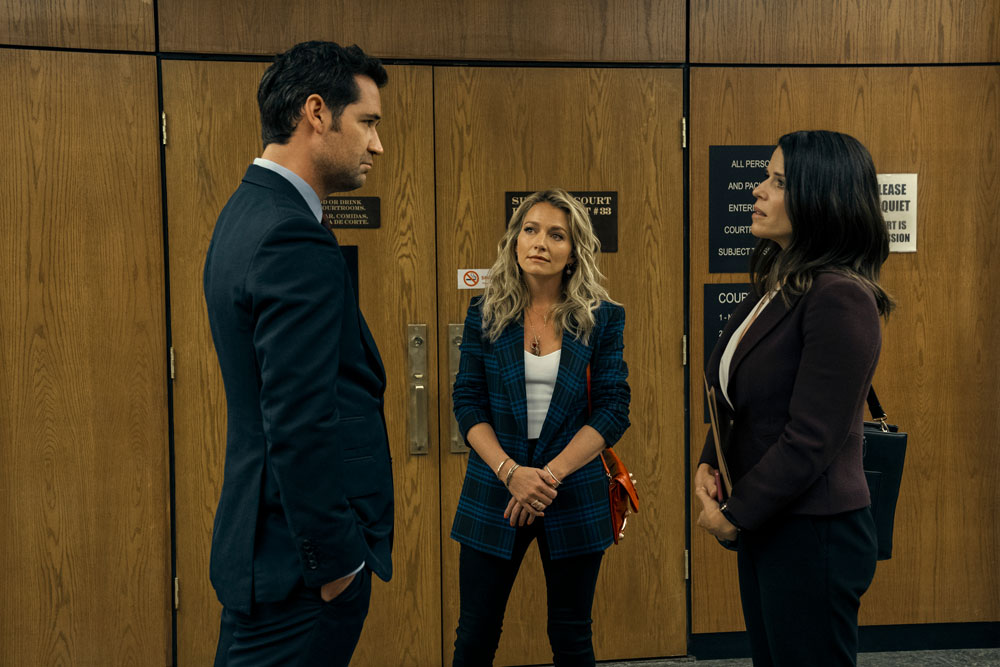 Foto: Manuel Garcia-Rulfo, Becki Newton & Neve Campbell, The Lincoln Lawyer - Copyright: 2022 Netflix, Inc.; Lara Solanki/Netflix