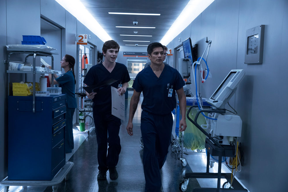 Foto: Freddie Highmore & Nicholas Gonzalez, The Good Doctor - Copyright: 2017 Sony Pictures Television Inc. and Disney Enterprises, Inc. All Rights Reserved.; 2017 American Broadcasting Companies, Inc.; Jack Rowand/ABC/Courtesy of Sony Pictures Television