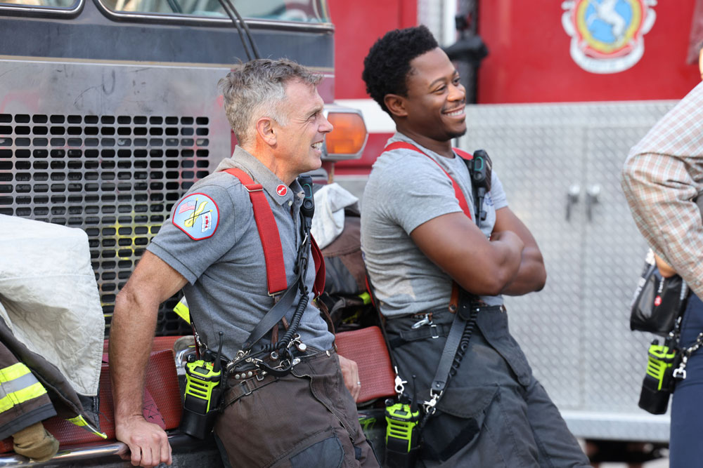 Foto: David Eigenberg & Daniel Kyri, Chicago Fire - Copyright: Universal Studios. Alle Rechte vorbehalten.; 2022 NBCUniversalMedia, LLC.; George Burns Jr/NBC