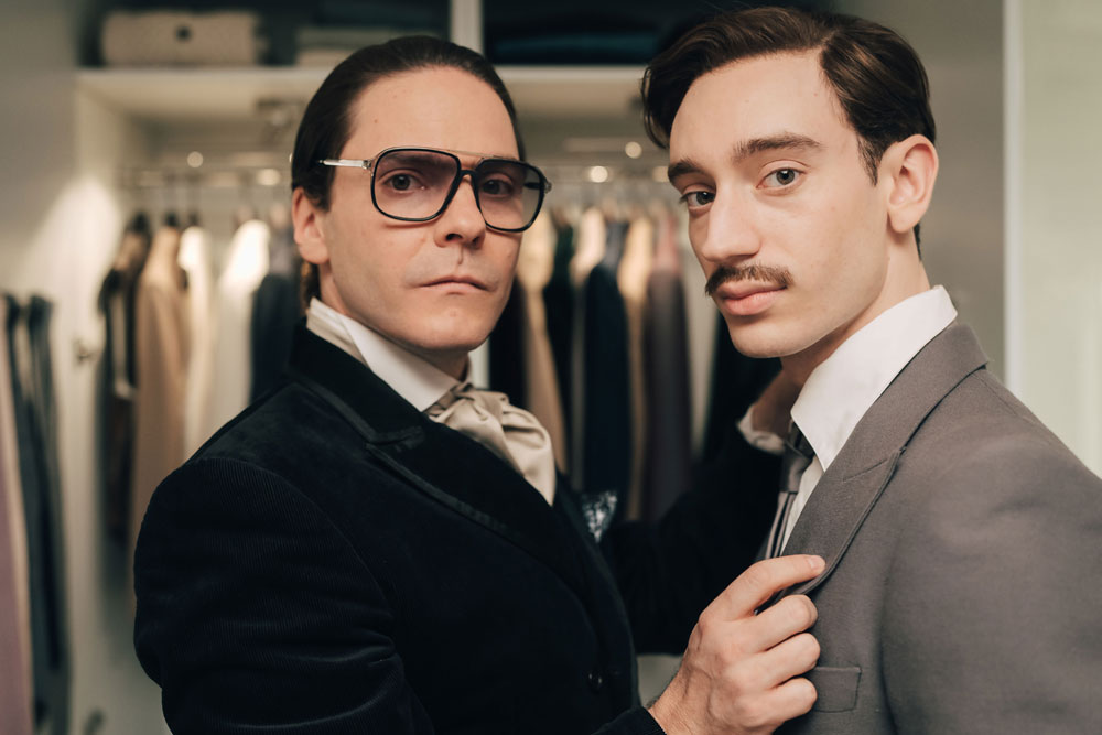 Foto: Daniel Brühl & Théodore Pellerin, Becoming Karl Lagerfeld - Copyright: 2023 Disney und seine verbundenen Unternehmen; Caroline Dubois - Jour Premier - Disney