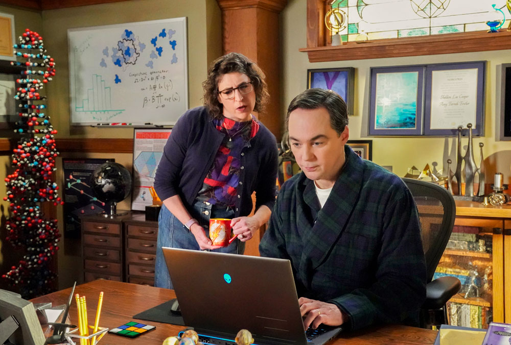 Foto: Mayim Bialik & Jim Parsons, Young Sheldon - Copyright: Bill Inoshita / 2024 Warner Bros. Entertainment Inc. All Rights Reserved.