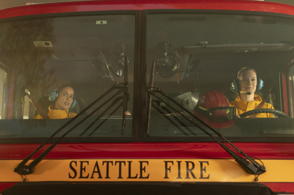 Foto: Jaina Lee Ortiz & Danielle Savre, Seattle Firefighters - Die jungen Helden - Copyright: 2024 Disney. All rights reserved. / James Clark