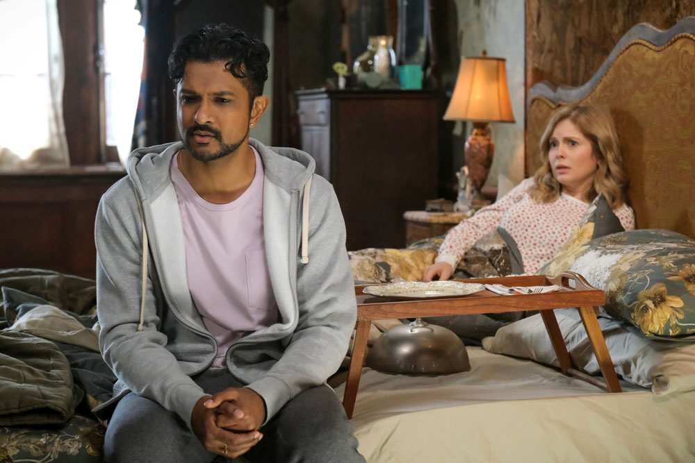 Utkarsh Ambudkar & Rose McIver, Ghosts - Copyright: 2023 CBS Broadcasting, Inc. All Rights Reserved.; Bertrand Calmeau/CBS Foto: Utkarsh Ambudkar & Rose McIver, Ghosts - Copyright: 2023 CBS Broadcasting, Inc. All Rights Reserved.; Bertrand Calmeau/CBS