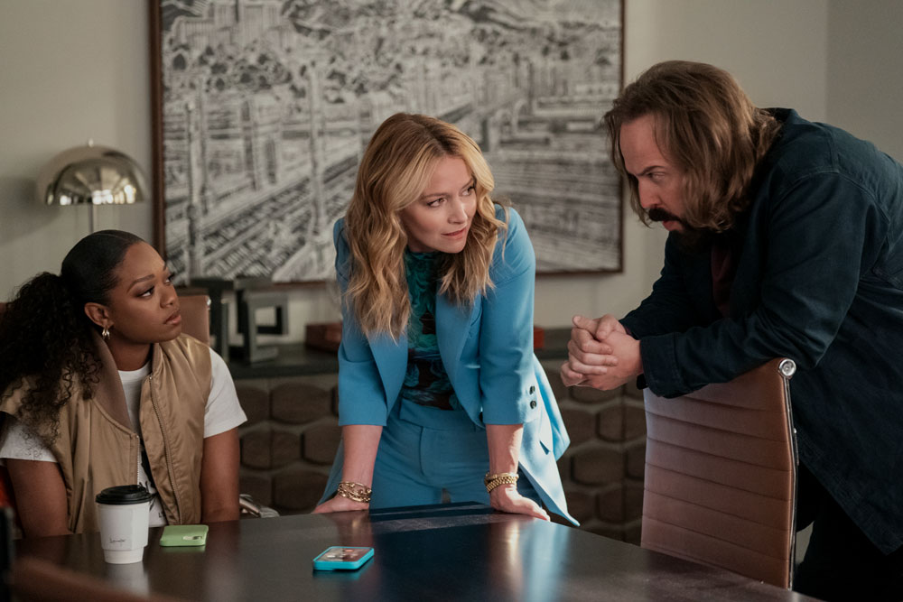 Foto: Jazz Raycole, Becki Newton & Angus Sampson, The Lincoln Lawyer - Copyright: 2024 Netflix, Inc.; Lara Solanki/Netflix