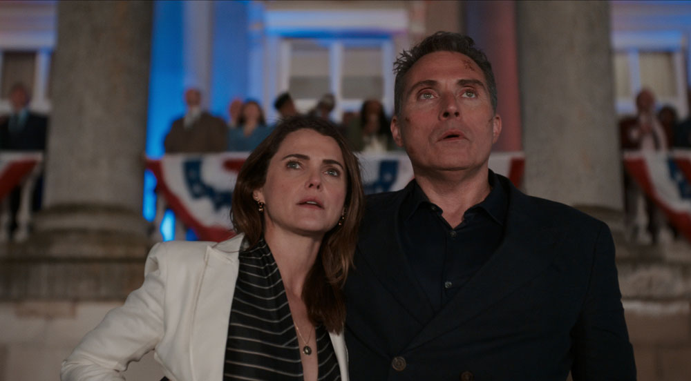 Foto: Keri Russell & Rufus Sewell, Diplomatische Beziehungen - Copyright: 2024 Netflix, Inc.; Courtesy of Netflix