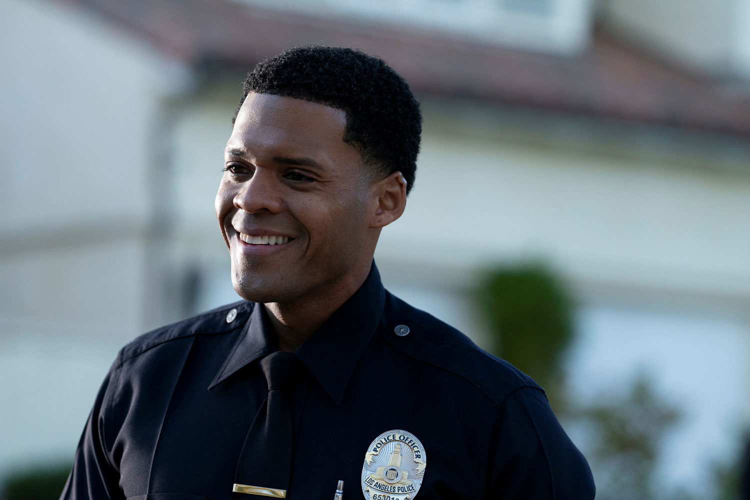 Deric Augustine, The Rookie - Copyright: 2025 Disney. All rights reserved.; Disney/Mike Taing Foto: Deric Augustine, The Rookie - Copyright: 2025 Disney. All rights reserved.; Disney/Mike Taing