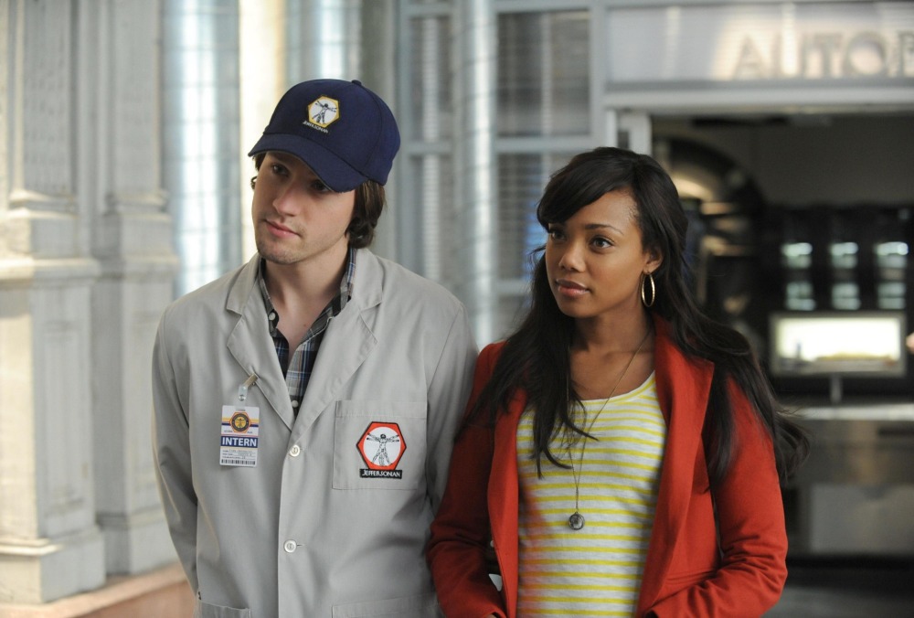Luke Kleintank & Tiffany Hines, Bones - Copyright: 2012 Fox Broadcasting Co.; Ray Mickshaw/FOX Foto: Luke Kleintank & Tiffany Hines, Bones - Copyright: 2012 Fox Broadcasting Co.; Ray Mickshaw/FOX
