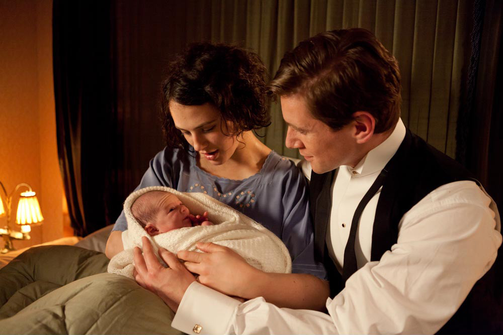 Foto: Jessica Brown Findlay & Allen Leech, Downton Abbey - Copyright: 2012 Carnival Film and Television Limited. All Rights Reserved.