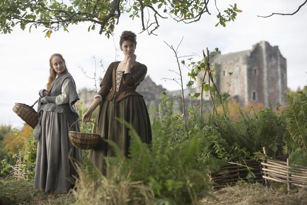 Foto: Lotte Verbeek & Caitriona Balfe, Outlander - Copyright: 2014 Sony Pictures Television Inc. All Rights Reserved.