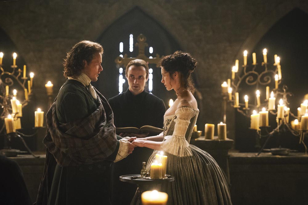 Foto: Sam Heughan, Kevin Mains & Caitriona Balfe, Outlander - Copyright: 2014 Sony Pictures Television Inc. All Rights Reserved.