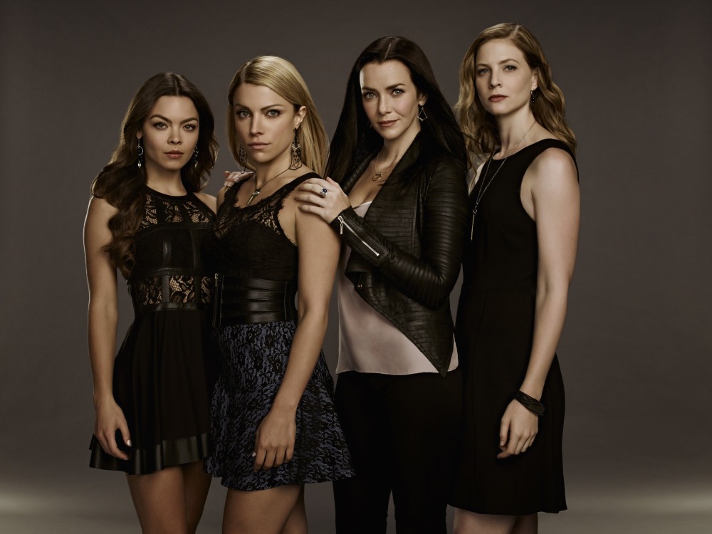 Foto: Scarlett Byrne, Teressa Liane, Annie Wersching & Elizabeth Blackmore, Vampire Diaries - Copyright: Warner Bros. Entertainment Inc.