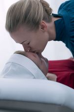 Foto: Yvonne Strahovski & Elisabeth Moss, The Handmaid's Tale - Der Report der Magd - Copyright: 2018 MGM Television Entertainment Inc. and Relentless Productions, LLC.THE HANDMAIDS TALE is a trademark of Metro-Goldwyn-Mayer Studios Inc. All Rights Reserved.; George Kraychyk/Hulu