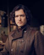 Foto: Alexander Vlahos, Outlander - Copyright: 2022 Sony Pictures Television Inc. All Rights Reserved.; 2021 Starz Entertainment, LLC; Jason Bell/Starz/Sony Pictures Television