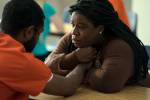 Foto: Jamaal Grant & Uzo Aduba, Painkiller - Copyright: 2023 Netflix, Inc.; Keri Anderson/Netflix