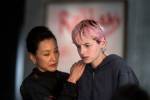 Foto: Joan Chen & Emma Corrin, A Murder at the End of the World - Copyright: 2023 Disney und seine verbundenen Unternehmen; 2023, FX Networks. All Rights Reserved.; Chris Saunders/FX