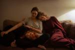 Foto: Natasha Lyonne, Elizabeth Olsen & Carrie Coon, Drei Töchter - Copyright: 2024 Netflix, Inc.; Sam Levy/Netflix