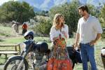 Foto: Laura Dern & Liam Hemsworth, Lonely Planet: Liebe in Marokko - Copyright: 2024 Netflix, Inc.; Anne Marie Fox/Netflix