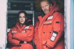 Foto: Emily Hampshire & Iain Glen, The Rig - Angriff aus der Tiefe - Copyright: Amazon MGM Studios