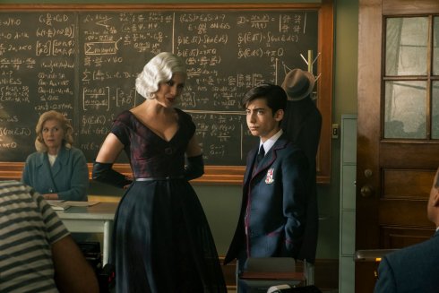 Foto: Kate Walsh & Aidan Gallagher, The Umbrella Academy (© Christos Kalohoridis/Netflix)