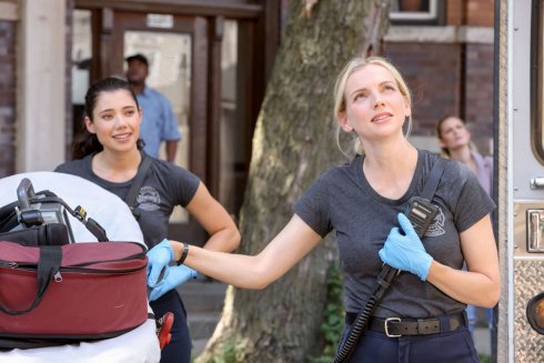 Foto: Hanako Greensmith & Kara Killmer, Chicago Fire (© Universal Studios. Alle Rechte vorbehalten.; 2022 NBCUniversalMedia, LLC.; Adrian S Burrows Sr/NBC)