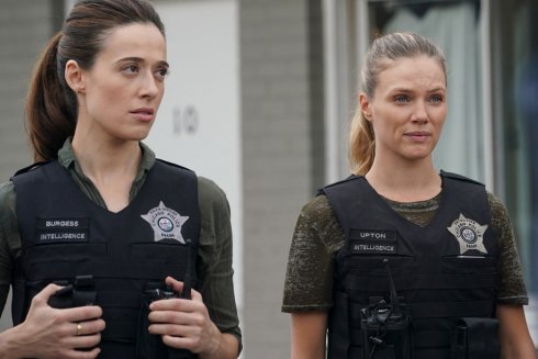 Foto: Marina Squerciati & Tracy Spiridakos, Chicago P.D. (© 2022 NBCUniversal Media, LLC.; Lori Allen/NBC)