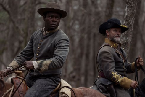 Foto: David Oyelowo & Shea Whigham, Lawmen: Bass Reeves (© Emerson Miller/Paramount+)