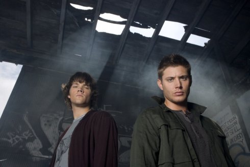 Foto: Jared Padalecki & Jensen Ackles, Supernatural (© Warner Bros. Entertainment Inc.)