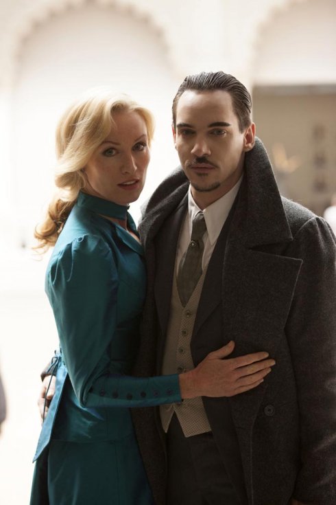 Foto: Victoria Smurfit & Jonathan Rhys Meyers, Dracula (© 2015 Universal Pictures)