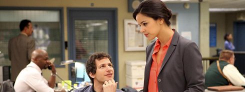 Foto: Andy Samberg & Melissa Fumero, Brooklyn Nine-Nine (© Universal Pictures)