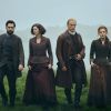 Foto: Offizielles Bild zur siebten Staffel von "Outlander". (© 2023 Sony Pictures Television Inc. All Rights Reserved.; 2023 Starz Entertainment, LLC; James Minchin/Starz/Sony Pictures Television)